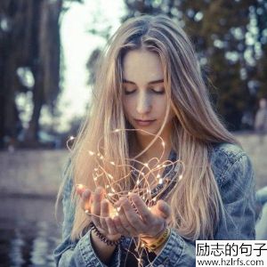 命运决定谁会进入我们的生活，内心决定我们与谁并肩